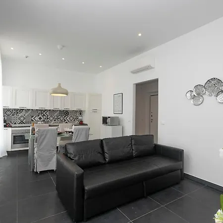 Real Italian Estate - Luxury Black&white *